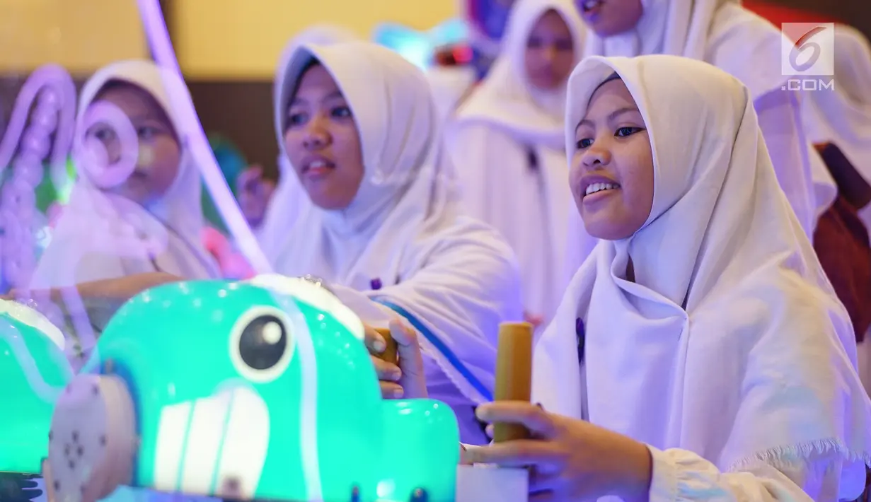 Sejumlah anak-anak menikmati permainan pada acara Ngabuburit Bareng Anak Yatim di Timezone Lippo Mall Kemang, Jakarta, Kamis (23/5/2019). Kegiatan yang bekerjasama dengan Baznas diharapkan dapat memberi keceriaan kepada anak-anak di bulan suci Ramadan. (Liputan6.com/Fery Pradolo)