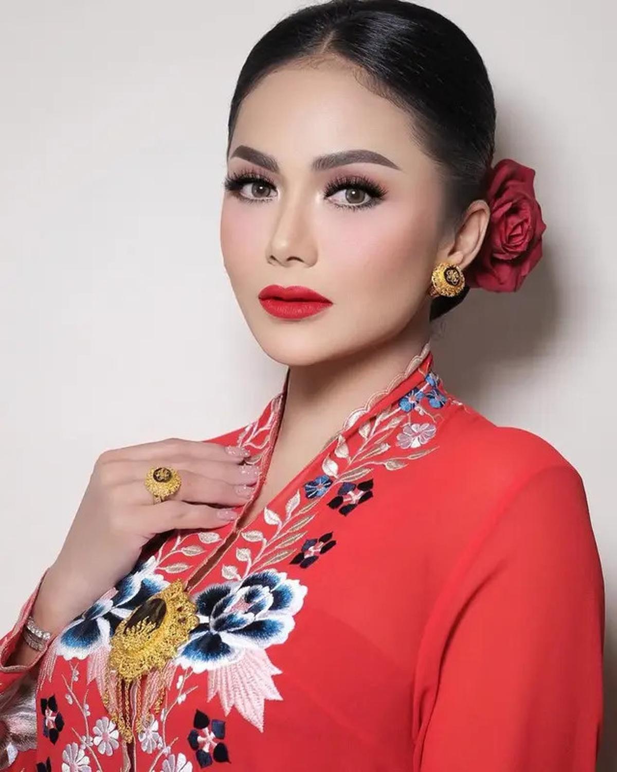 8 Inspirasi Batik dan Kebaya Merah Putih ala Kris Dayanti, Cocok untuk Hari Kemerdekaan 17 Agustus 1945 HUT RI ke-80