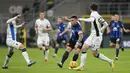 Pemain Inter Milan, Lautaro Martinez, berusaha melewati pemain Atalanta pada laga Liga Italia di Stadion Giuseppe Meazza, Kamis (29/02/2024). (AP Photo/Antonio Calanni)