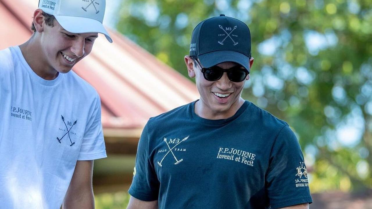 Ditemani Istrinya yang Cantik, Potret Pangeran Abdul Mateen Berkuda Kece Banget