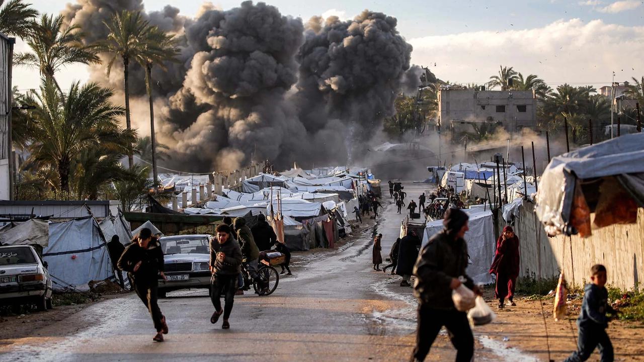 FOTO: Detik Detik Serangan Udara Hantam Kamp Pengungsi di Gaza Tengah