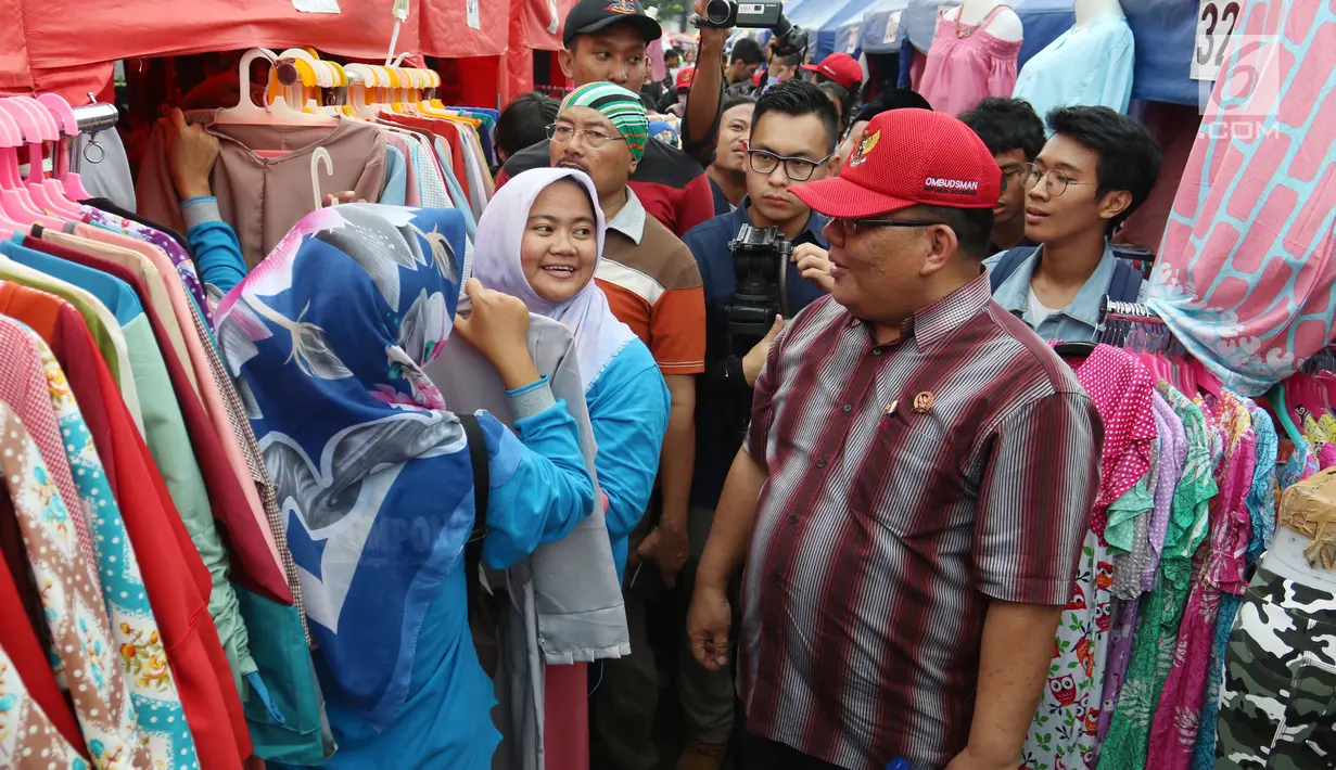 Komisioner Ombudsman Republik Indonesia (ORI), Adrianus Meliala berdialog dengan PKL saat blusukan di Tanah Abang Jakarta, Rabu (17/1). Ombudsman melakukan monitoring terhadap Pedagang Kaki Lima (PKL) di kawasan Tanah Abang. (Liputan6.com/Angga Yuniar)