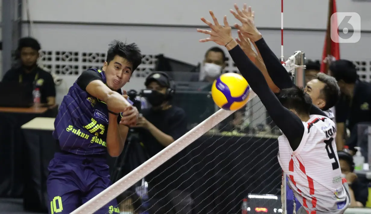 Pevoli putra Kudus Sukun Badak, Fahri Septian P melakukan smesh saat melawan Surabaya Bhayangkara Samator dalam pertandingan PLN Mobile Proliga 2022 di Padepokan Voli Jenderal Polisi Kunarto, Sentul, Bogor, Minggu (9/1/2022). Surabaya Bhayangkara Samator unggul 3-1. (Liputan6.com/Helmi Fithriansyah)