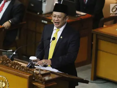 Ketua DPR RI  Bambang Soesatyo saat memberikan pidato pertama usai dilantik menjadi ketua DPR RI di DPR RI, Jakarta, Senin (15/1). Bambang Soesatyo resmi dilantik sebagai Ketua DPR menggantikan Setya Novanto. (Liputan6.com/Angga Yuniar)