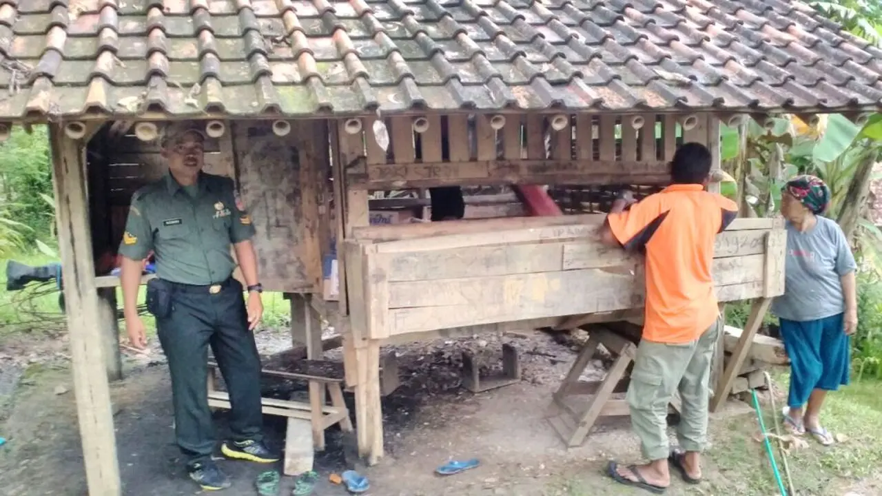 Tatkala hujan deras, keluarga Rohidin tinggal di bekas kandang kambing. (Foto: Liputan6.com/BPBD Banyumas/Muhamad Ridlo)