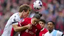 Bek Crystal Palace, Joachim Andersen (kiri) berduel udara dengan striker Liverpool, Darwin Nunez pada laga pekan ke-33 Premier League 2023/2024 di Anfield Stadium, Liverpool, Minggu (14/4/2024). (AP Photo/Jon Super)