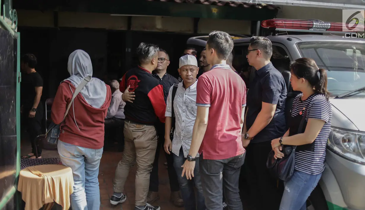 Musisi Doadibadai Hollo atau Badai terlihat melayat ke rumah duka Andika Kerispatih di kawasan Cipinang, Jakarta, Selasa (10/4). Sejumlah rekan dan kerabat Andhika Kerispatih telah datang untuk memberi penghormatan terakhir. (Liputan6.com/Faizal Fanani)