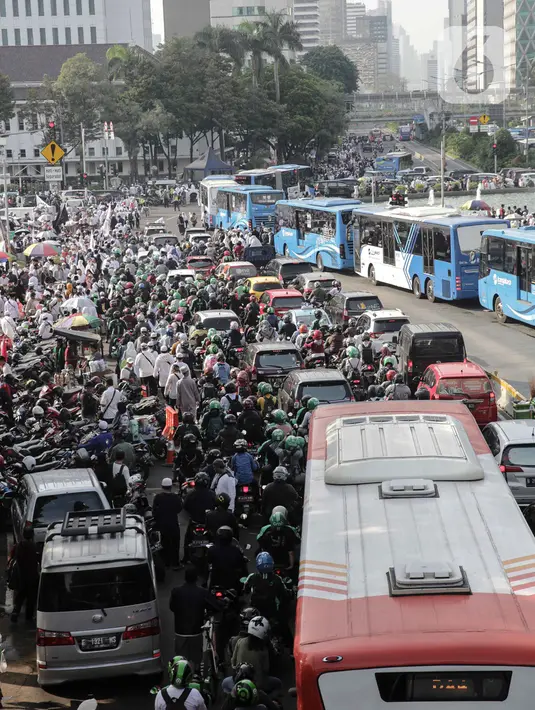Kendaraan terjebak kemacetan di kawasan Jalan Thamrin dan Merdeka Barat, Jakarta, Senin (2/12/2019). Sejumlah ruas jalan di Jakarta mengalami kemacetan parah akibat aksi reuni 212 di kawasan Monas. (Liputan6.com/Faizal Fanani)