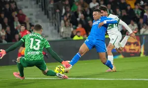 Penyerang Real Madrid, Kylian Mbappe (tengah), berupaya menaklukkan kiper Elche, Inaki Pena, pada laga La Liga antara Elche dan Real Madrid di Elche, Spanyol, Minggu, 23 November 2025. (AP Photo/Alberto Saiz)