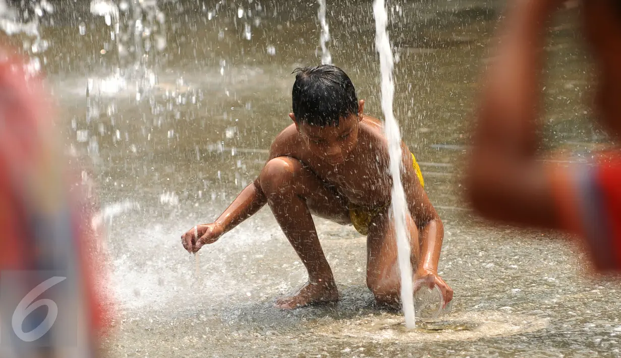 Seorang anak bermain air di Taman Kodok kawasan Menteng, Jakarta, Minggu (17/1/2016). Taman Kodok kerap dijadikan tempat bermain oleh sejumlah anak pada setiap hari libur. (Liputan6.com/Faisal R Syam)
