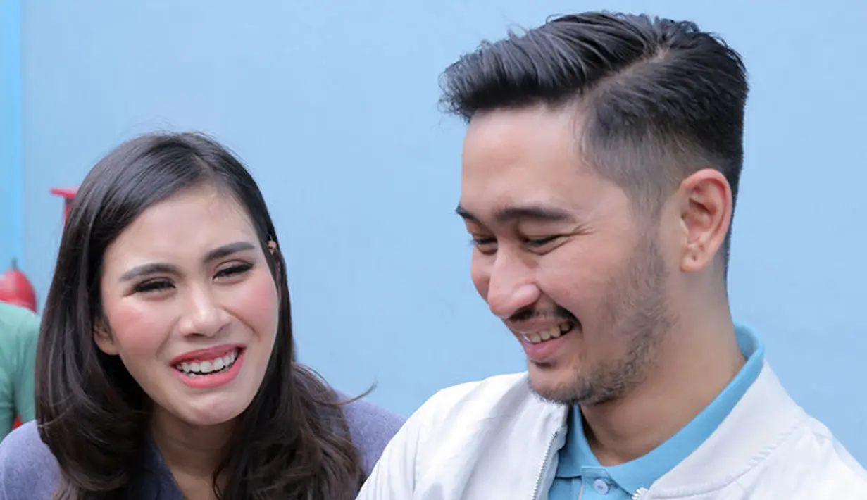 Menuju hari pernikahannya itu, Syahnaz dan Jeje sibuk melengkapi segala keperluannya. Meski sudah hampir rampung, ternyata Syahnaz masih resah lantaran khawatir ada hal yang terlupakan. (Deki Prayoga/Bintang.com)