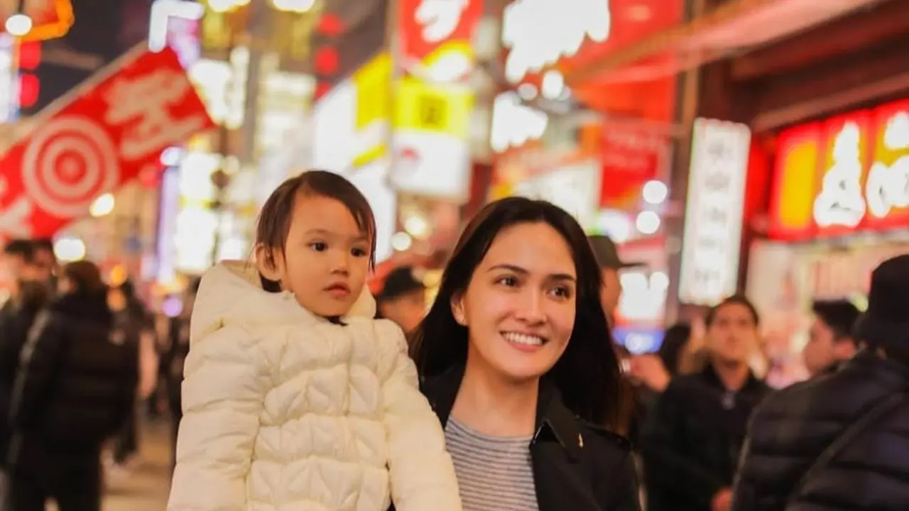Shandy Aulia Momong Anak Liburan di Jepang