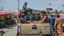 Pejuang Taliban berpatroli di sepanjang jalan di Kabul (17/8/2021). Taliban bergerak untuk segera memulai kembali ibu kota Afghanistan setelah pengambilalihan Kabul yang menakjubkan dan menyuruh staf pemerintah untuk kembali bekerja. (AFP/Wakil Kohsar)