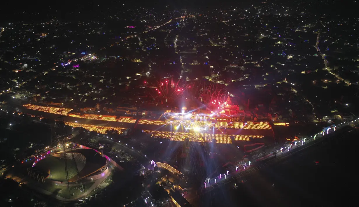 Lampu menerangi tepi sungai Saryu di Ayodhya, India, Rabu (3/11/2021). Lebih dari 900.000 lampu minyak dinyalakan dan terus menyala selama 45 menit saat kota Ayodhya mempertahankan Rekor Dunia Guinness sebagai bagian dari perayaan festival Diwali. (AP Photo/Rajesh Kumar Singh)