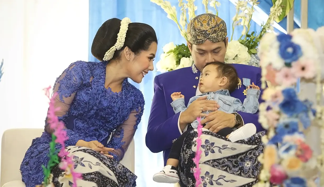 Ardina Rasti dan Arie Dwi Andika Gelar Tedak Siten