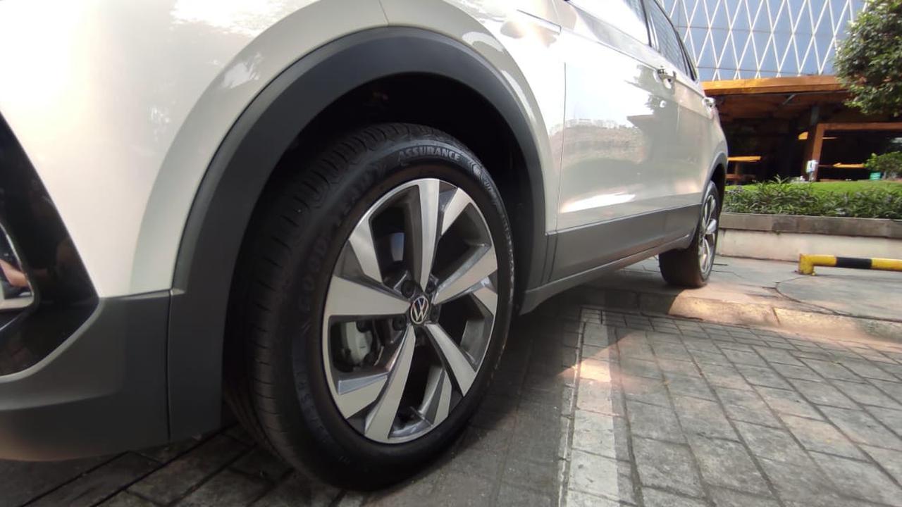 Penyebab Velg Mobil Penyok dan Cara Mengatasinya