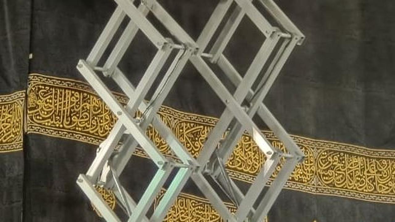 Menurut Imam ibn Katsir dalam Al-Bidayah wa Al-Nihayah, orang yang pertama kali menutupi Ka'bah dengan kain adalah Taba' Al-Hamiry/al-Himyari. Peristiwa ini terjadi jauh sebelum masuknya Islam.