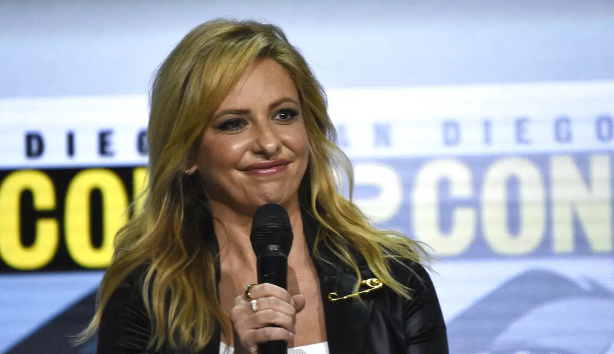 Sarah Michelle Gellar di Comic Con 2022. (Foto: Richard Shotwell/Invision/AP)