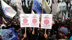 Ribuan buruh melakukan aksi di depan Istana Negara, Jakarta, Selasa (1/9/2015). Dalam aksinya mereka mengajukan beberapa tuntutan diantaranya perlindungan terhadap serbuan tenaga kerja asing di Indonesia. (Liputan6.com/Helmi Fithriansyah)