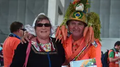 Dengan berpakaian ala petani, sepasang suporter Belanda bersiap menyaksikan laga perdana Grup B Piala Dunia 2014 di Fonte Nova Arena, Salvador, Brasil, (14/6/2014). (AFP PHOTO/Damien Meyer)