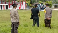 Personel Polres Tolitoli di lokasi heli berpenumpang WNA yang mendarat darurat di Desa Tinabogan, Kecamatan Dondo, Kabupaten Tolitoli, Senin (25/01/2021). (Foto: Humas Polres Tolitoli).