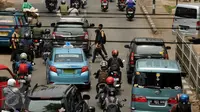 Sejumlah pejalan kaki menyeberang di dekat pertigaan Stasiun Lenteng Agung, Jakarta, Rabu (2/12/2015). Kurangnya kesadaran warga menaati peraturan lalu lintas seringkali berimbas pada timbulnya kemacetan. (Liputan6.com/Helmi Fithriansyah)