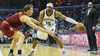 Pemain Memphis Grizzlies, Vince Carter (kanan) mencoba melewati hadangan pemain Cleveland Cavaliers, Mike Dunleavy (kiri) pada laga NBA di FedExForum, (14/12/2016). Memphis menang 93-85. (Reuters/Nelson Chenault-USA TODAY Sports)