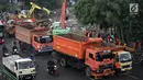 Suasana saat pengangkatan sampah yang menumpuk di Jembatan Jalan KH Abdullah Syafei, Jakarta, Selasa (6/2). Sebanyak 700 ton sampah tersebut diangkut dari Manggarai, Kampung Melayu, dan Seasons City Tambora. (Liputan6.com/Arya Manggala)