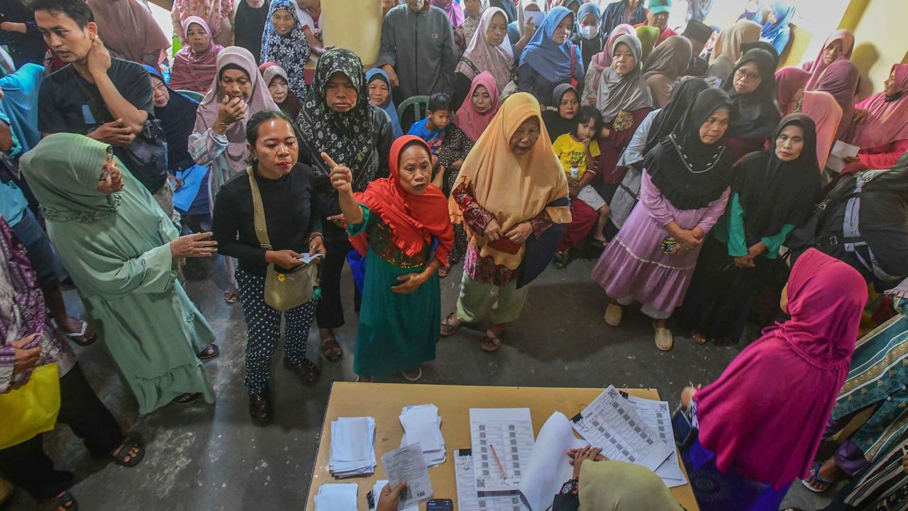 FOTO: Bantuan Beras 20 Kg Dibagikan Serentak di Depok, Warga Antusias