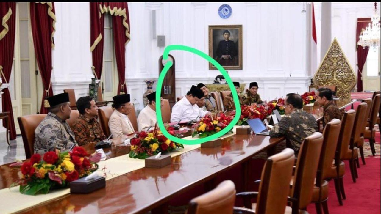 Beredar luas foto Menhan RI Prabowo Subianto disebut tertidur saat rapat bersama Presiden Jokowi. Lokasi diduga berada di Istana Negara.