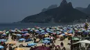 Orang-orang menghabiskan liburan kota Saint Sebastian di pantai Ipanema selama gelombang panas di Rio de Janeiro, Brasil, Kamis (20/1/2022). (AP Photo/Bruna Prado)