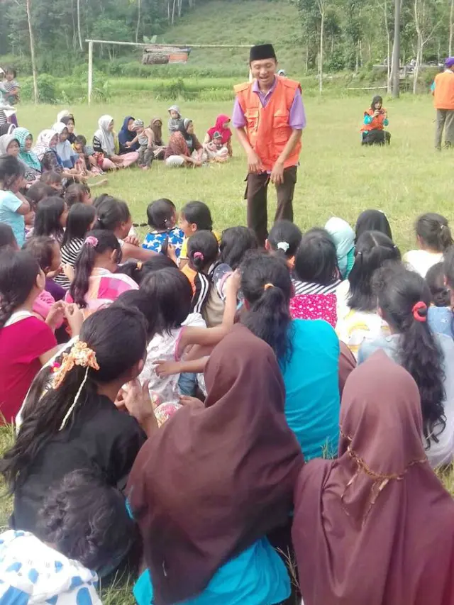 Warga Panik ketika terjadi gempa susulan di Banjarnegara, 19 April 2018. (Foto: Liputan6.com/BPBD Banjarnegara/Muhamad Ridlo)