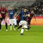 Gelandang Inter Milan, Hakan Calhanoglu mencetak gol pertama timnya melalui tendangan penalti ke gawang AC Milan pada pertandingan Liga Serie A Italia di stadion San Siro, di Milan, Italia, Senin (8/11/2021). AC Milan bermain imbang atas Inter Milan 1-1. (AP Photo/Antonio Calani)