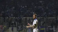 Striker Persib Bandung, Kevin Kippersluis, berkomunikasi dengan rekan setimnya saat melawan Persib Bandung pada laga Shopee Liga 1 di Stadion Pakansari, Bogor, Sabtu (14/9). Tira Persikabo bermain imbang 1-1 atas Persib Bandung. (Bola.com/Yoppy Renato)