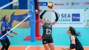 <p>Pemain Timnas bola voli putri Thailand, Manakij Sirima berusaha mengumpan bola kepada rekannya, Nuekjang Thatdao saat menghadapi Indonesia pada laga putaran pertama SEA V League 2023 di Vinh Phuc Gymnasium, Hanoi, Vietnam, Jumat (4/8/2023). Thailand menang 3-0 (26-24, 26-24, 25-20) atas Indonesia. (Dok. SEA V League 2023)</p>