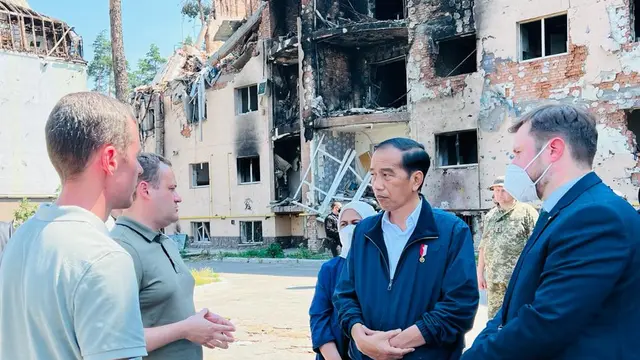 Presiden Jokowi dan Ibu Iriana meninjau kompleks Apartemen Lipky di Kota Irpin, Ukraina, Rabu (29/06/2022). (Foto: BPMI Setpres/Laily Rachev)