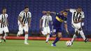 Penyerang Boca Juniors, Carlos Tevez, berusaha melewati pemain Libertad pada laga grup H Copa Libertadores di Estadio La Bombonera, Rabu (30/9/2020) dini hari WIB. Boca Juniors bermain imbang 0-0 atas Libertad. (Agustin Marcariana/Pool via AP)