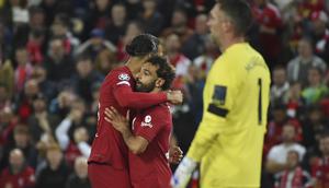 Penyerang Liverpool Mohamed Salah berselebrasi dengan Virgil van Dijk setelah mencetak gol kedua untuk timnya ke gawang Rangers dalam partai matchday 3 fase grup Liga Champions 2022/2023 yang digelar di Anfield, Rabu (5/10/2022) dini hari WIB. Liverpool sukses mengandaskan Rangers dengan skor 2-0. (AP Photo/Rui Vieira)