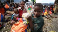 Bantuan kepada korban bencana cuaca ekstrem, kekeringan dan cuaca dingin ekstrem akhirnya tiba di Distrik Sinak, Kabupaten Puncak, Provinsi Papua Tengah, Kamis (3/8/2023), yang mana membuat anak-anak tersenyum menyambut makanan dan mainan. (Dok Badan Nasional Penanggulangan Bencana/BNPB)
