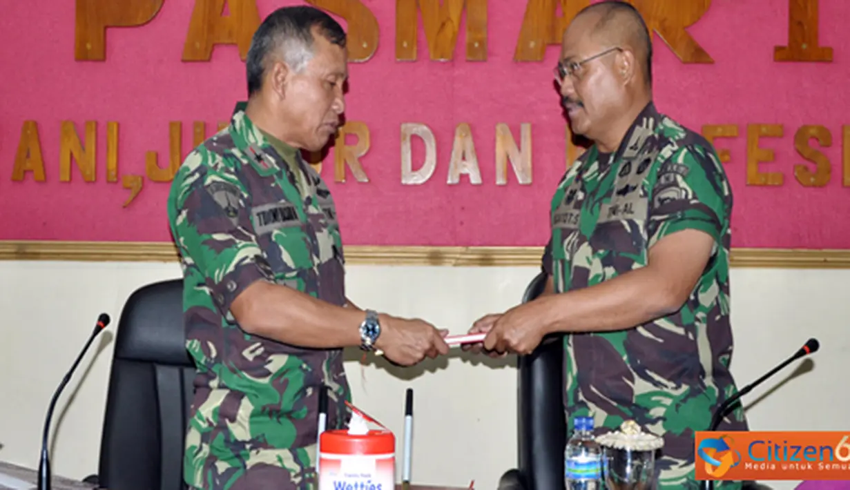 Citizen6, Sidoarjo: Sertijab Danpasmar-1 dari pejabat lama Brigjen TNI (Mar) Tommy Basari Natanegara kepada pejabat baru Kolonel Marinir R. Gatot Suprapto di Rupat Mako Pasmar-1, Sidoarjo, Senin (27/08). (Pengirim: Roby Eka Sanjaya).