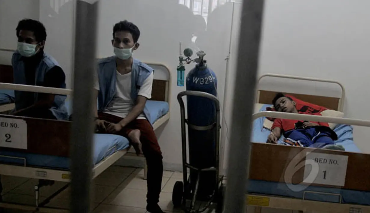 Sejumlah warga binaan mendapatkan perawatan penyakit tuberkulosis (TB) di Lapas Cipinang, Jakarta, Selasa (24/2/2015). Catatan WHO, kasus TB di lembaga pemasyarakatan di Indonesia, 11 hingga 81 kali dari populasi umum. (Liputan6.com/Johan Tallo)