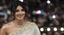Aktris Priyanka Chopra tersenyum saat menghadiri Festival Film Internasional Marrakech ke-18 di Jemaa El Fnaa, Marrakech (5/12/2019). Priyanka Chopra tampil cantik memesona mengenakan busana sari emas dan brokat perak denga dengan kalung emas di lehernya. (AFP/Fadel Senna)