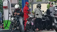Petugas melakukan pengisian bahan bakar minyak (BBM) di salah satu Stasiun Pengisian Bahan Bakar Umum (SPBU) di Jakarta, Selasa (22/8/2023). Pemerintah menganggarkan subsidi dan kompensasi energi sebesar Rp 329,9 triliun pada Rencana Anggaran Pendapatan dan Belanja Negara (RAPBN) 2024. (Liputan6.com/Angga Yuniar)