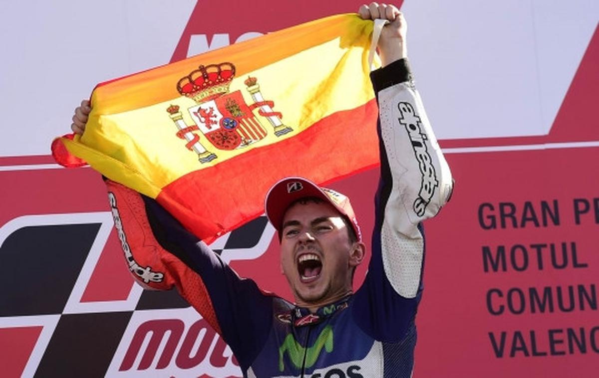 Lorenzo angkat trofi juara dunia MotoGP 2015
