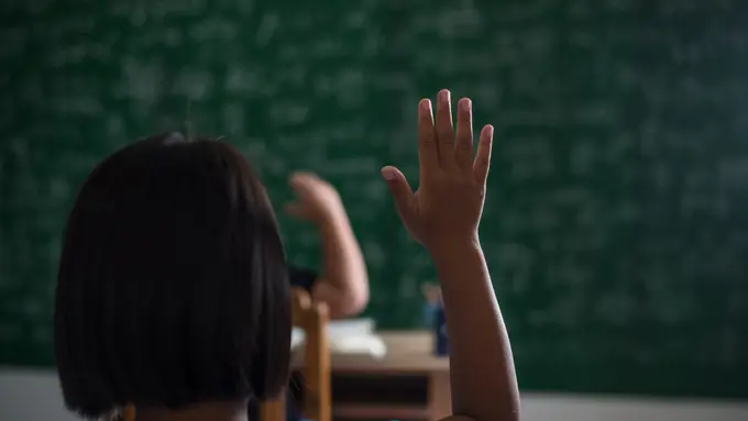 Dimulai dari Rumah, Lakukan Kebiasaan Ini agar Anak Berani Bertanya di Kelas