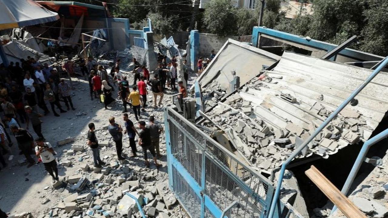 Sekolah Abu Oreiban telah dijadikan tempat pengungsian bagi ratusan warga Palestina yang terpaksa meninggalkan rumah mereka akibat eskalasi kekerasan di Jalur Gaza. Foto: REUTERS / Ramadan Abed<br>