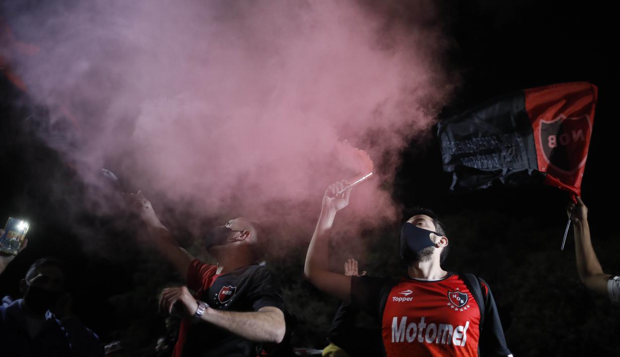 Suporter Newell's Old Boys melakukan aksi turun ke jalan di Rosario, Argentina, Kamis (27/8/2020). Dalam aksi tersebut mereka meminta klub memboyong kembali Lionel Messi. (AP Photo/Natacha Pisarenko)