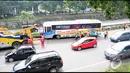 Jalan tol yang lancar di TB.Simatupang sempat tersendat akibat kecelakaan bus yang menabrak pagar pembatas ini, Jakarta, Minggu (27/7/2014) (Liputan6.com/Faizal Fanani)