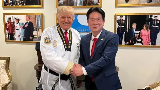 Donald Trump dan Presiden Kukkiwon, Lee Dong-sup.