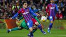 Gelandang Barcelona, Gavi berusaha mengontrol bola saat bertanding melawan Osasuna pada pertandingan lanjutan La Liga Spanyol di di stadion Camp Nou di Barcelona, Senin (14/3/2022). Barcelona menang telak atas Osasuna 4-0. (AP Photo/Joan Monfort)